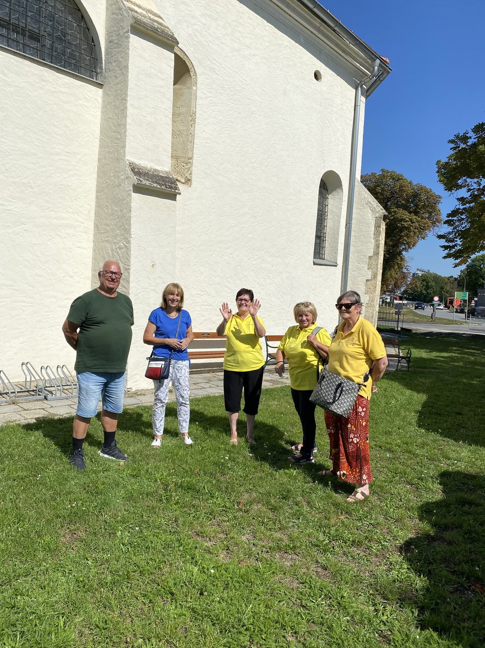 Ehrenamtl. Mitarbeiter vor Kirche