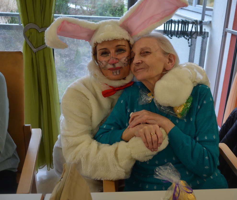 Bewohnerin umarmt Osterhase