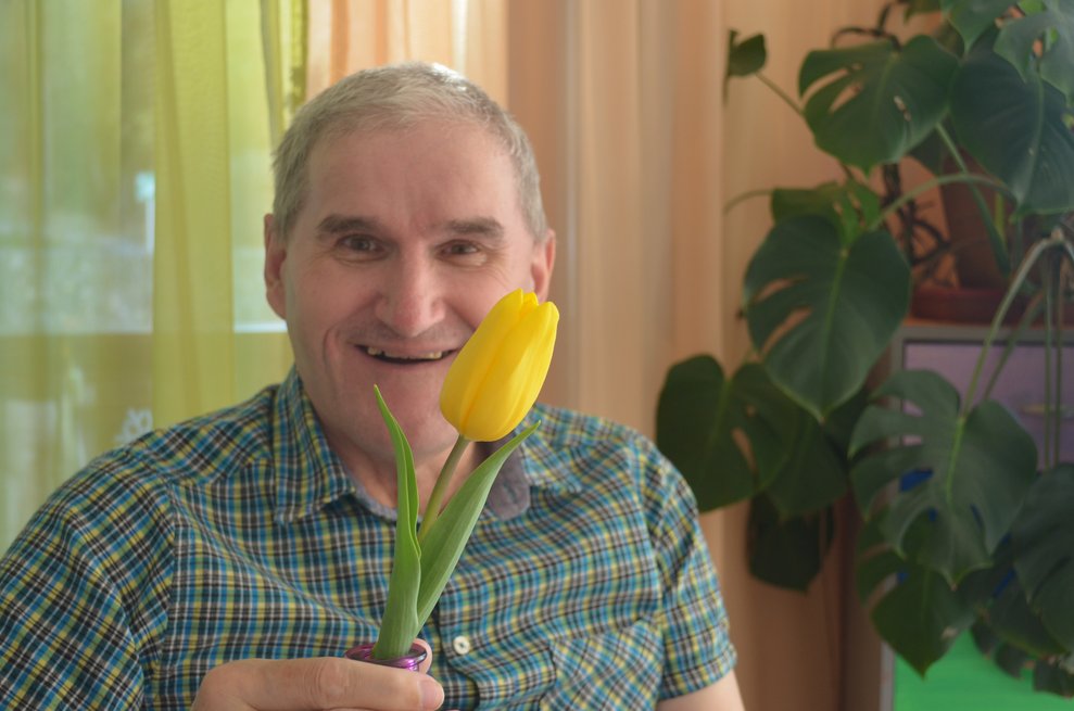 Bewohner mit Tulpe