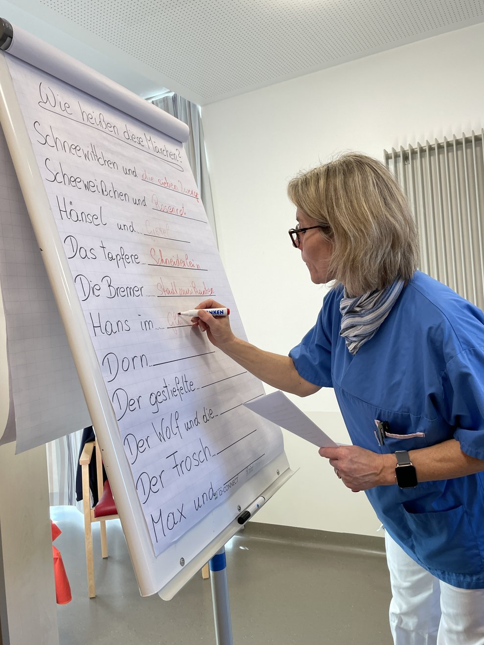 Praktikantin beim Aufschreiben des Märchentextes