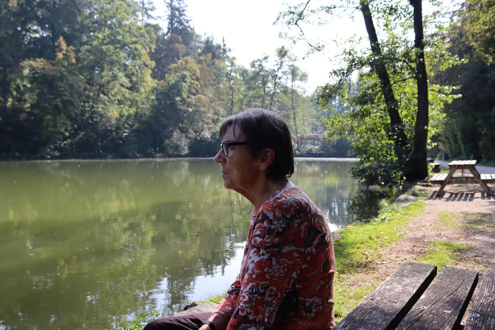 Bewohnerin bei Teich