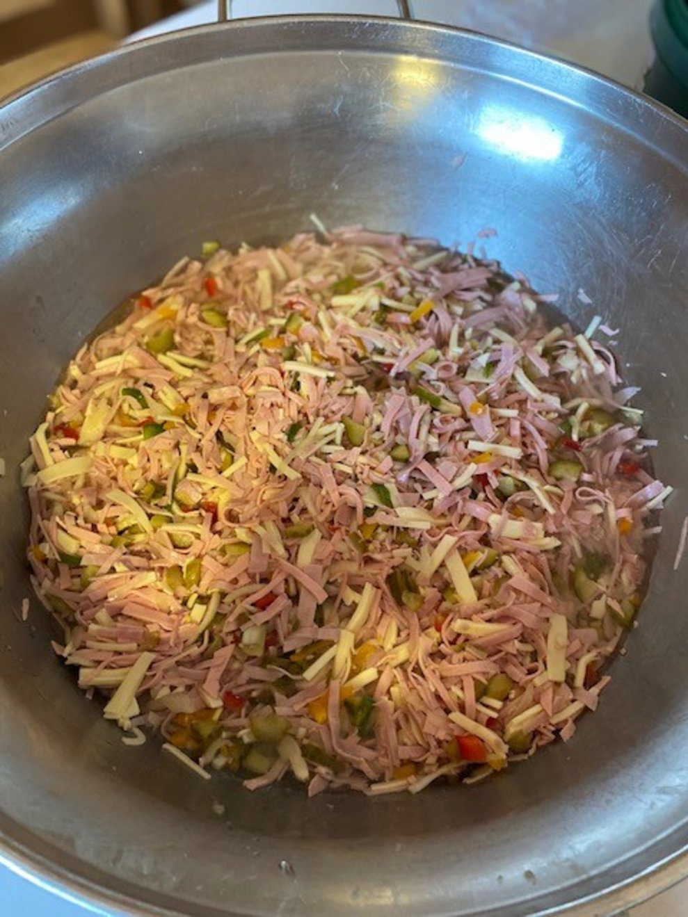 Schüssel mit Wurstsalat