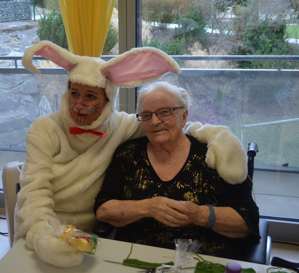 Bewohnerin mit Osterhase