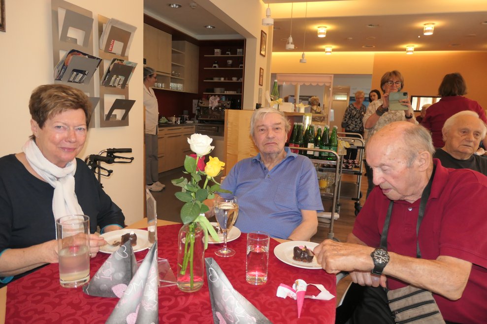 Eine Dame und zwei Herren essen die Sacherherzen.