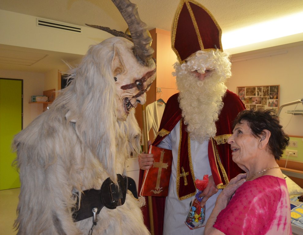 Bewohnerin unterhält sich mit Krampus und Nikolaus