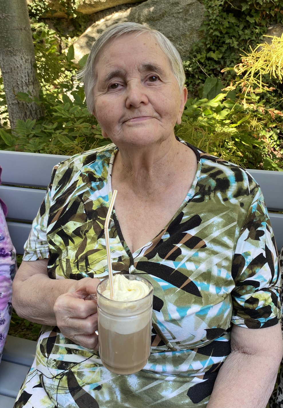 Auch Frau Sprinzl ließ sich den selbstgemachten Eiskaffee gut schmecken.