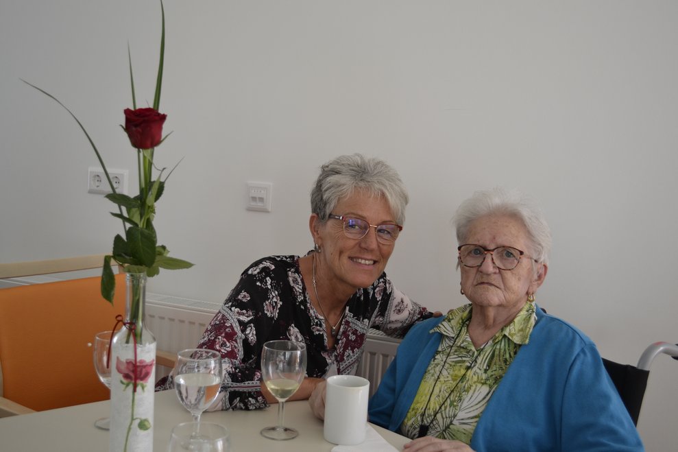 Frauen lachen