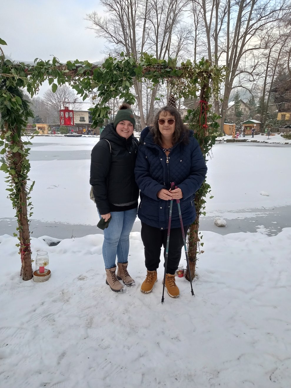 Wir genießen das winterliche Ambiente beim Teich in Aspang.