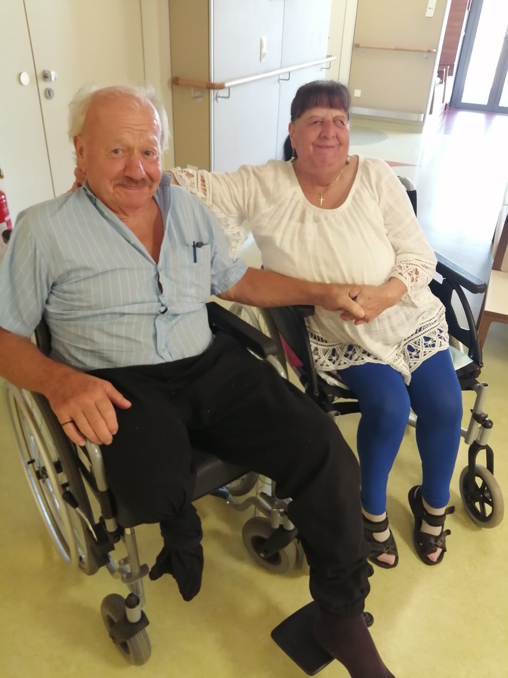 Frau Kobermann und Herr Ostermann sind begeistert von der Ausstellung im Wohnbereich Seerose.
