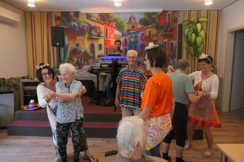 Viele Tanzpaare befinden sich auf der Tanzfläche