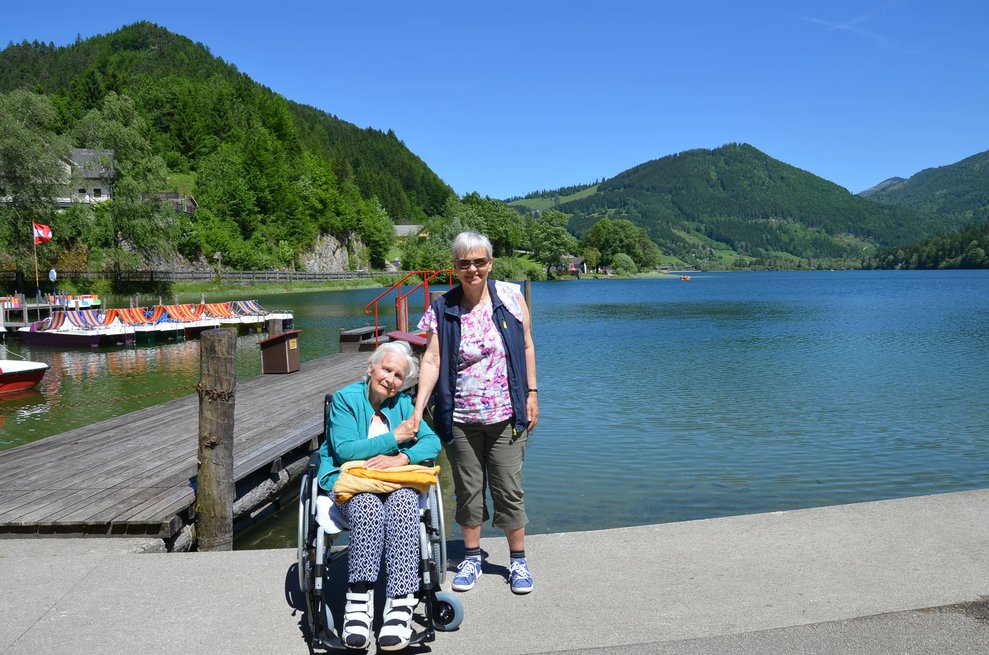 Zwei Frauen am See