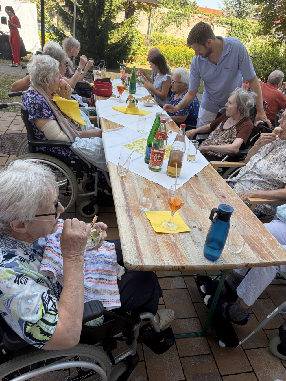mehrere Personen bei Tisch mit Aperol Spritzern