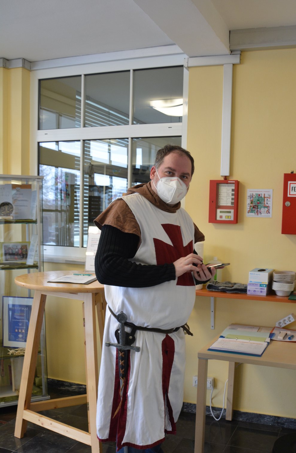 Ein Betreuer ist als Ritter verkleidet.