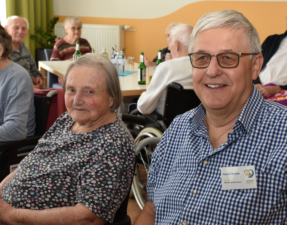 Eine Frau und ein Mann.