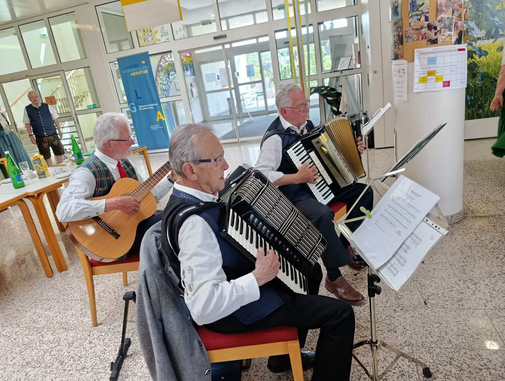 Männer mit Musikinstrumenten und Notenständer.