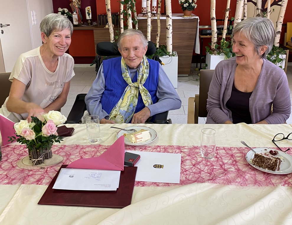 Fr. Anibas genießt die Feier sichtlich sehr.