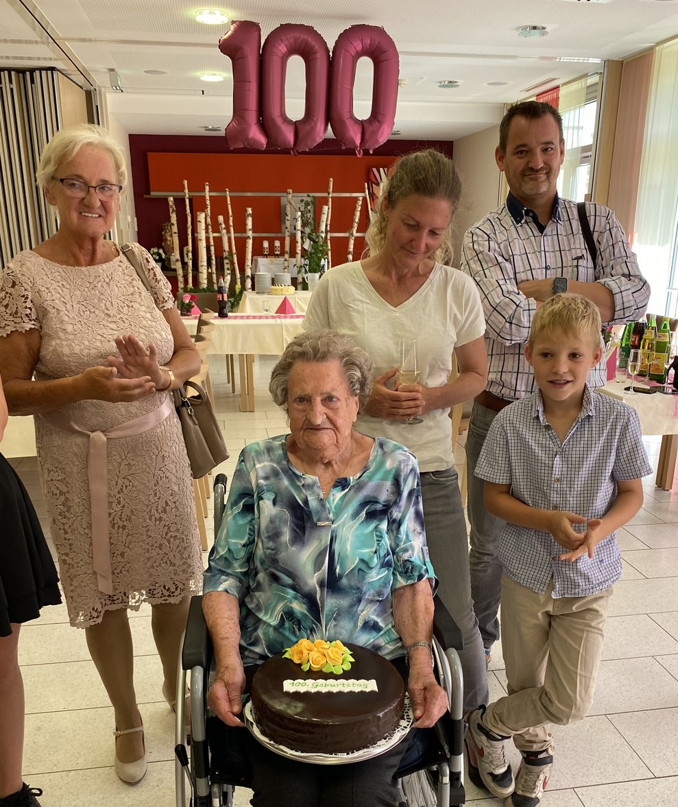 Fr. Breinhölder mit ihrer Sachertorte, die sie sich zum 100er gewünscht hat.