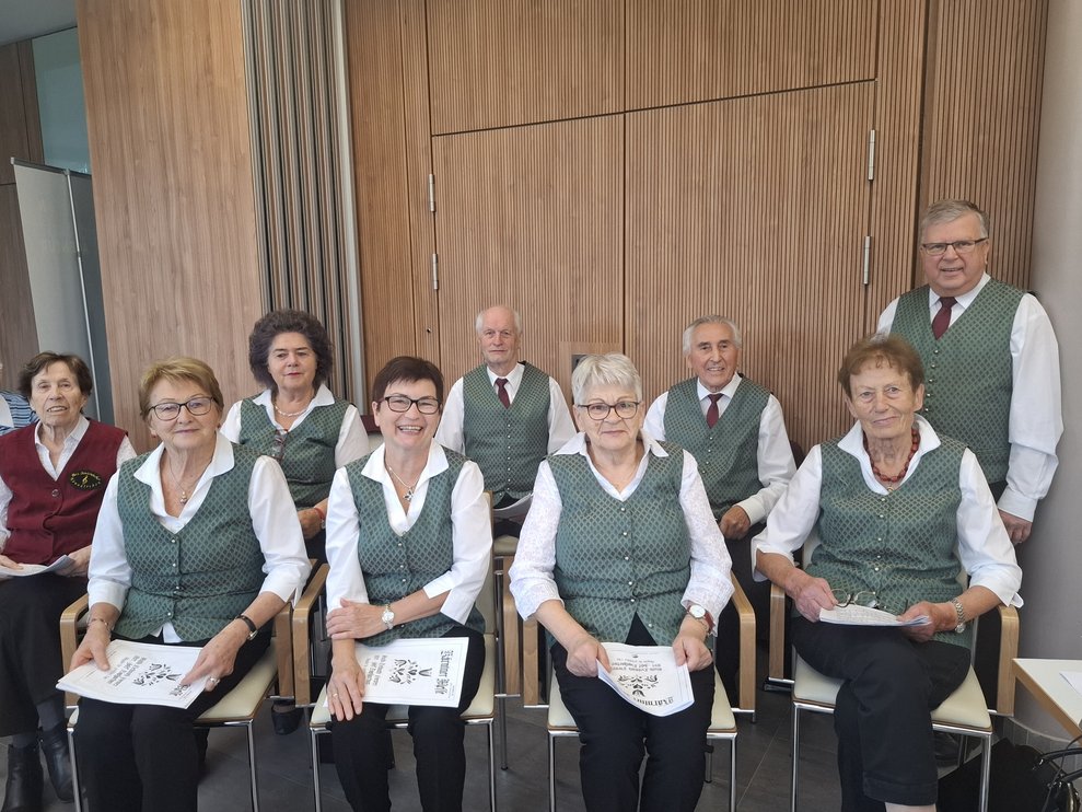 Der Bezirksseniorenchor Neunkirchen ist ebenfalls schon vollzählig eingetroffen und freut sich darauf, auch in diesem Jahr wieder die musikalische Gestaltung unseres Erntedankfestes zu übernehmen.