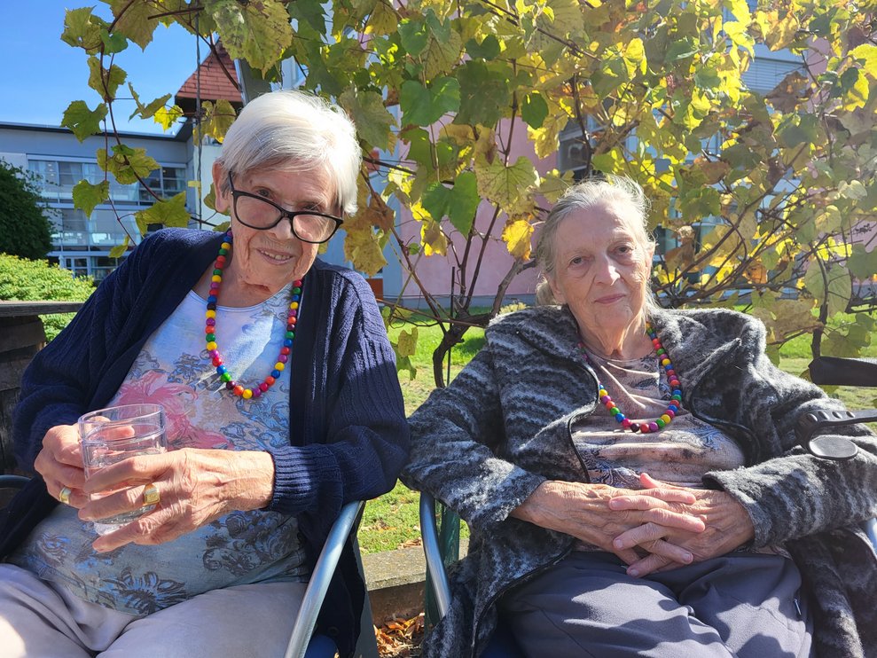 Bewohnerinnen im Garten