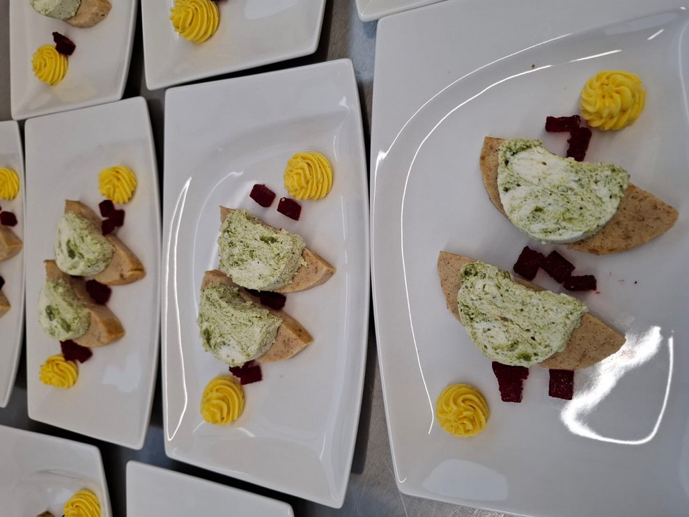 Für unsere Bewohner mit Schluckbeschwerden Brot, Gemüseterrine, Eiercreme, Rotes Rübengelee
