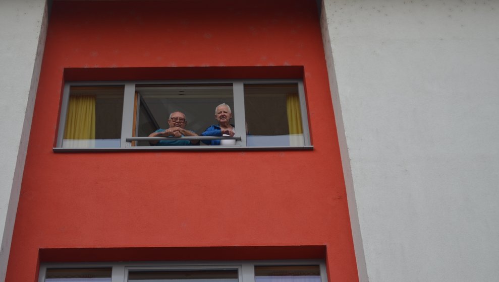Bewohner schauen aus dem Fenster