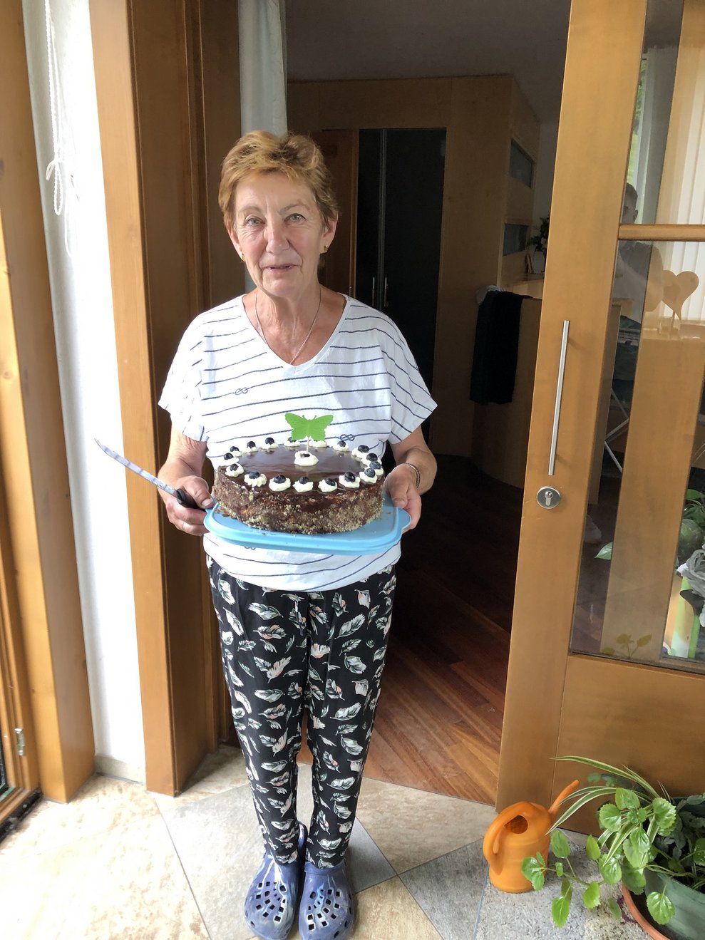 Eine Frau hält eine Torte.