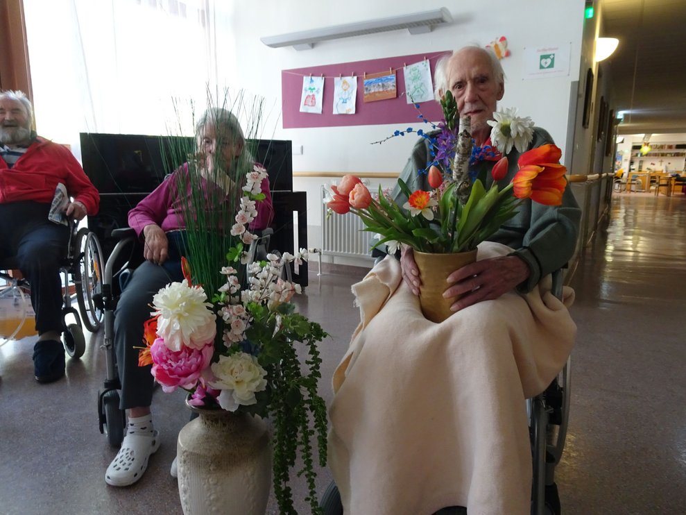 BewohnerInnen mit Blumen.