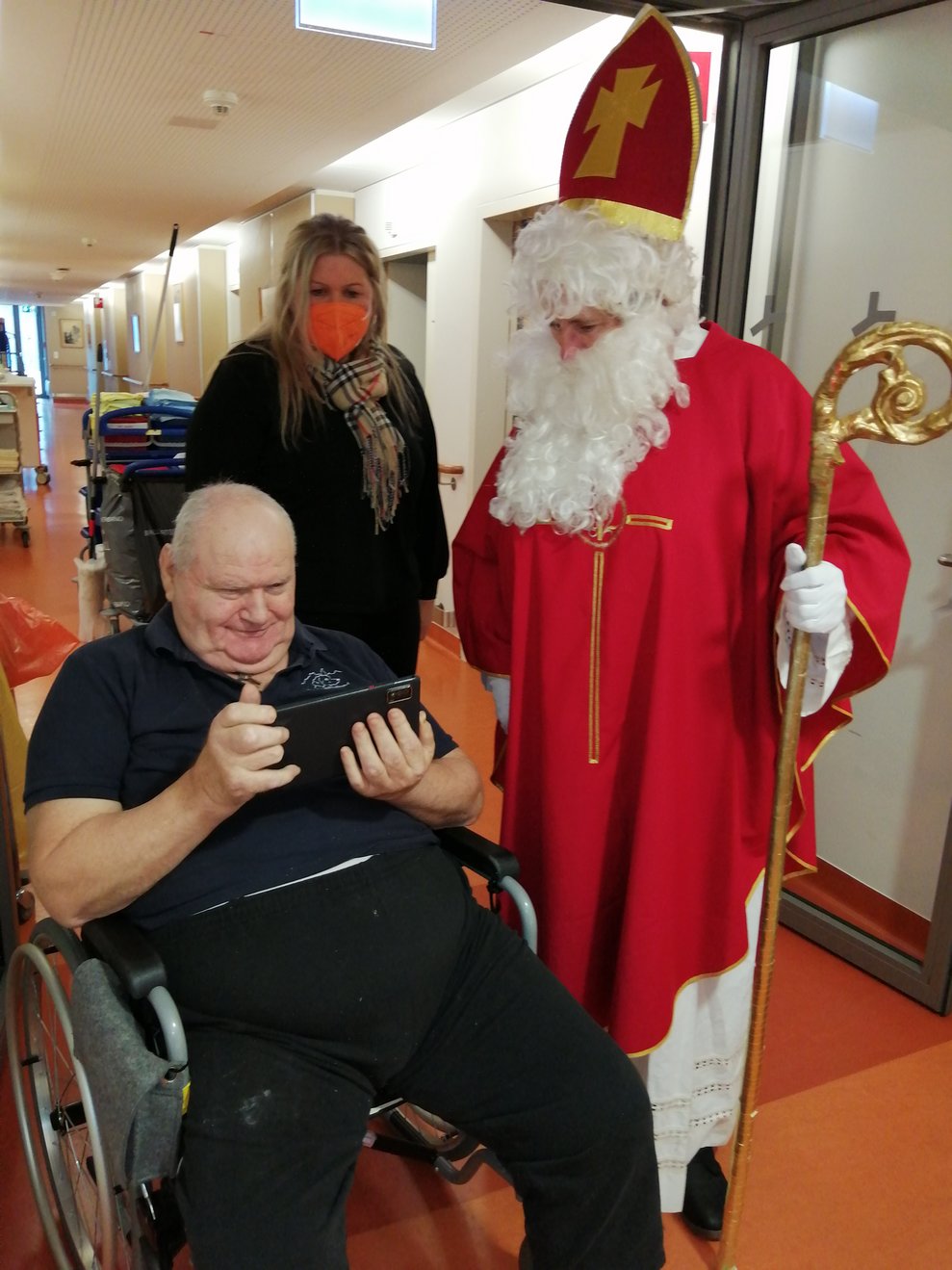Natürlich ist der Nikolaus auch ein technikinteressierter Mann.