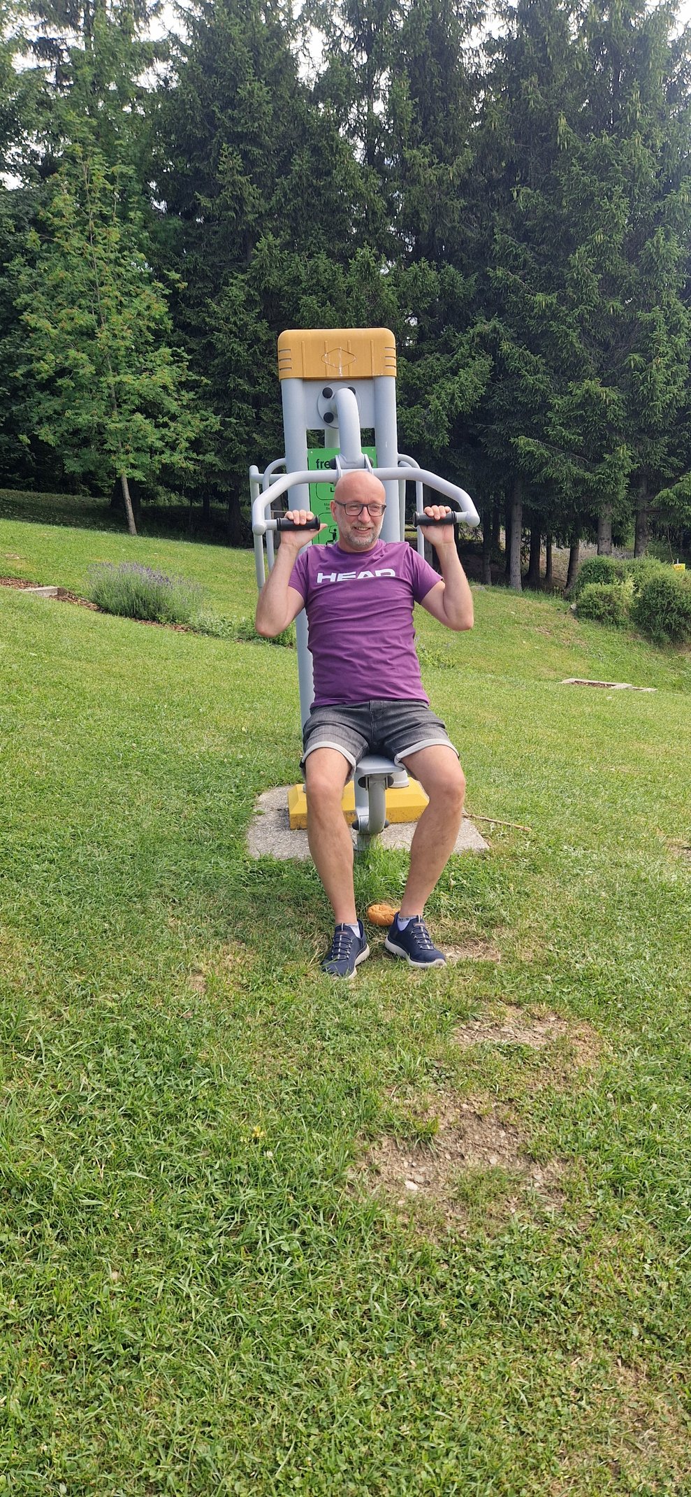 Herbert zeigt vor, wie es gemacht wird. Manche Klienten sehen so ein Gerät heute das erste Mal und wollen verständlicherweise bei ihren ersten Erfahrungen hier nicht fotografiert werden.