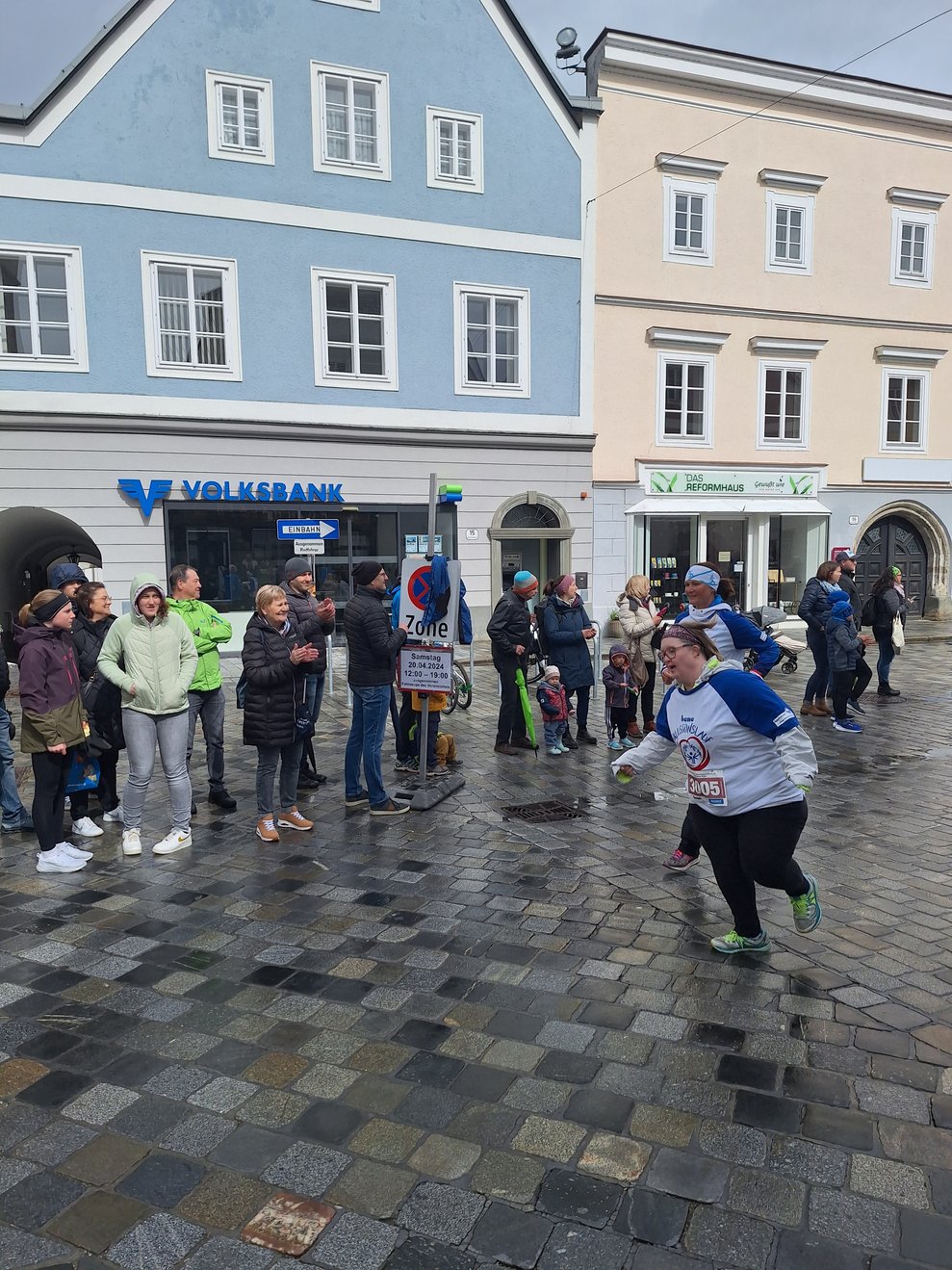 Eine Person läuft ins Ziel