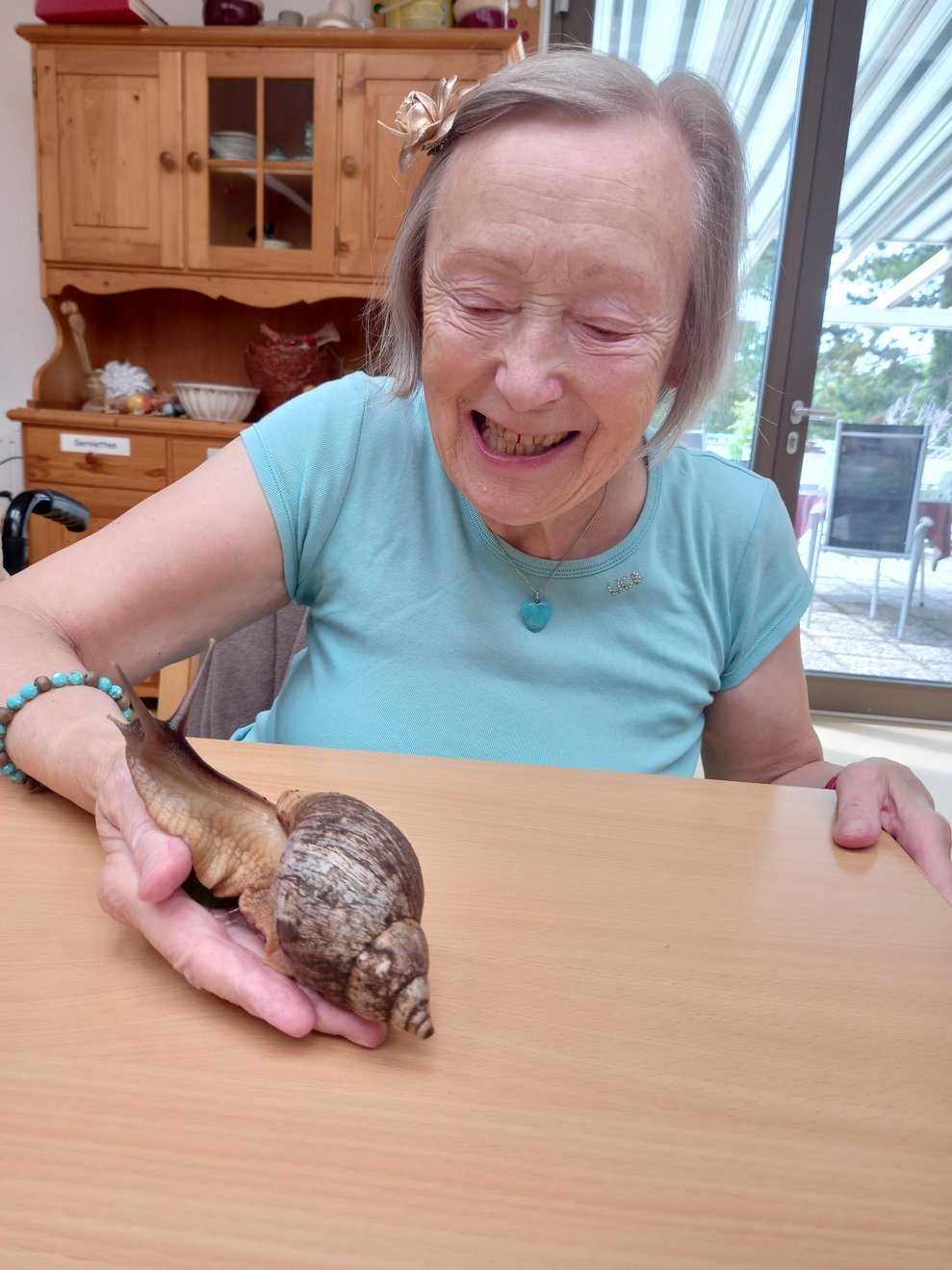 Diese mutige Bewohnerin ließ Guiseppe auf die Hand krabbeln.
