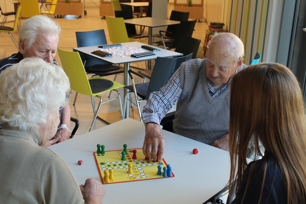 4 Menschen beim Spielen