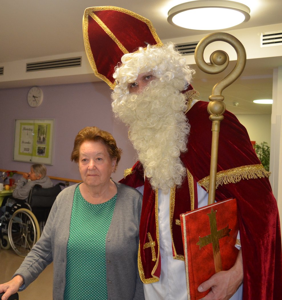 Bewohnerin mit Nikolaus