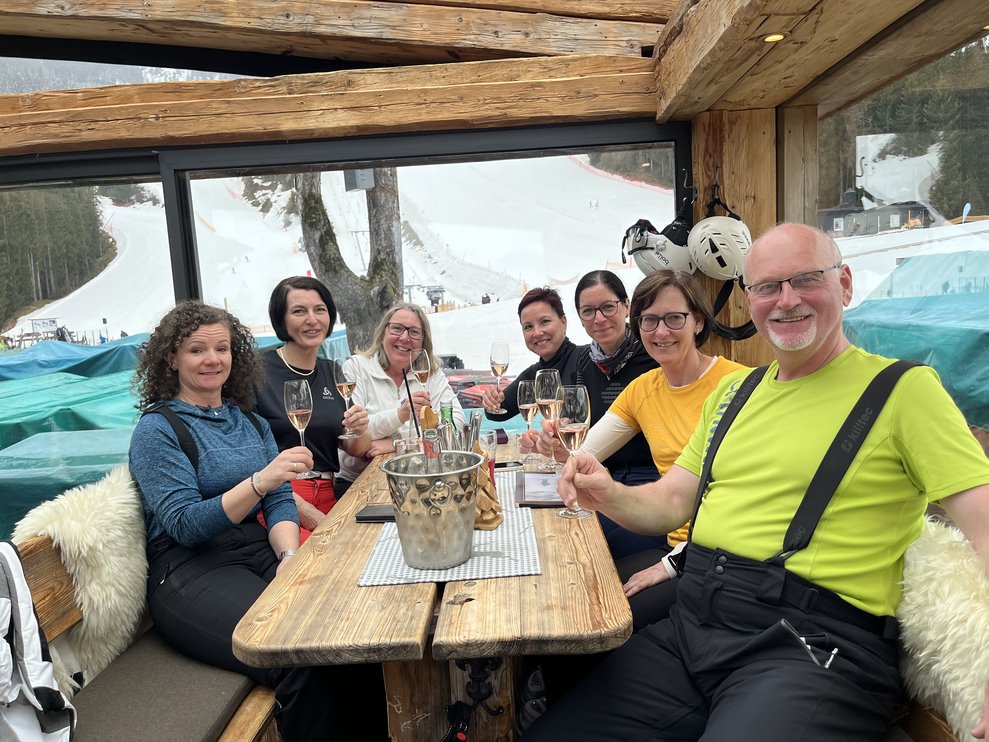 Gruppenfoto in der Schihütte.