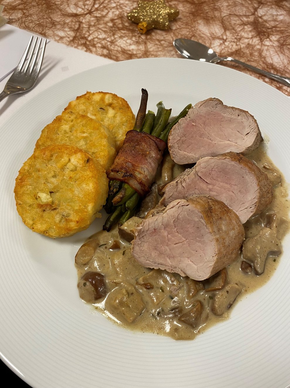 Lungenbraten vom Schwein- Pilzsauce- Röstitaler- Speckbohnen