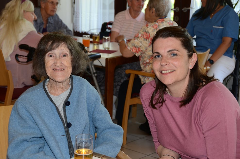 Pflegedirektorin Frau Michaela Weichhart, MSc mit Frau S. bei der Muttertagsjause.
