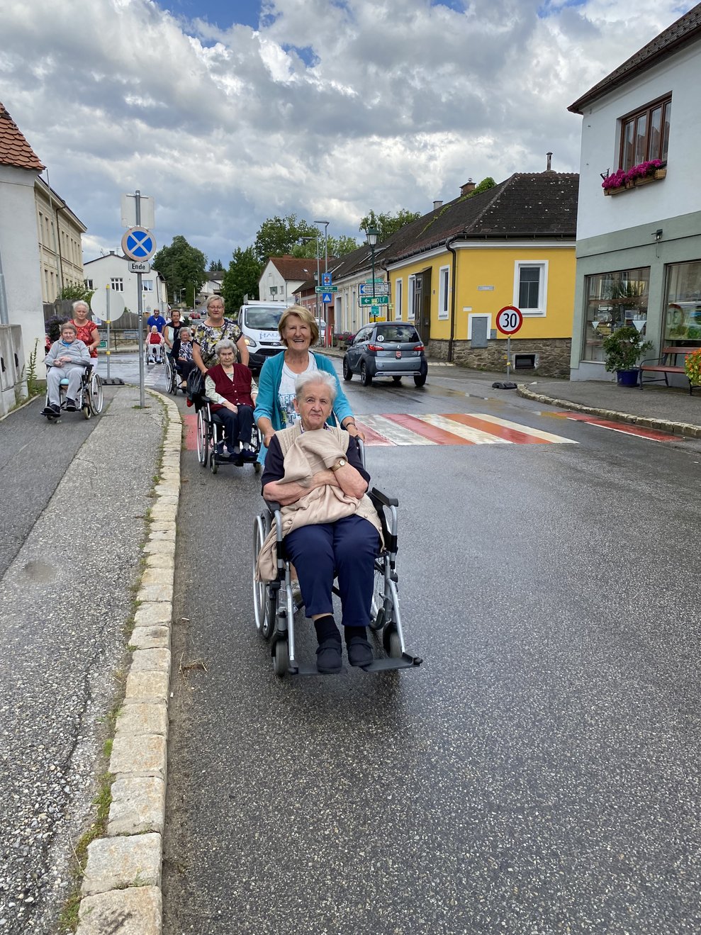 ...Helferinnen und Helfer,...