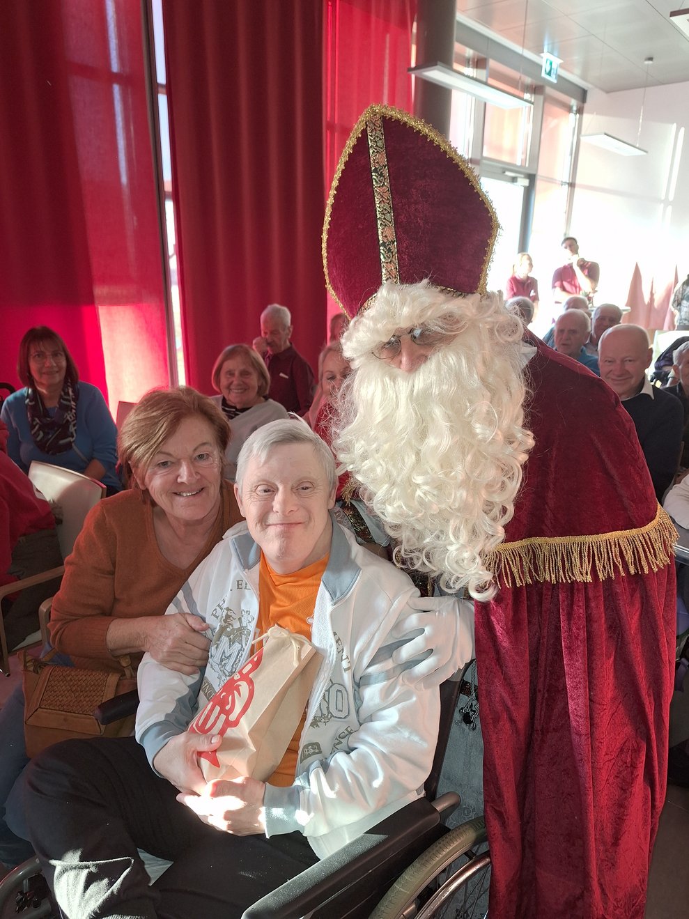 Der Nikolaus wünscht Frau Raböck und Hrn. Tvrdy schon heute ein gesegnetes Weihnachtsfest.