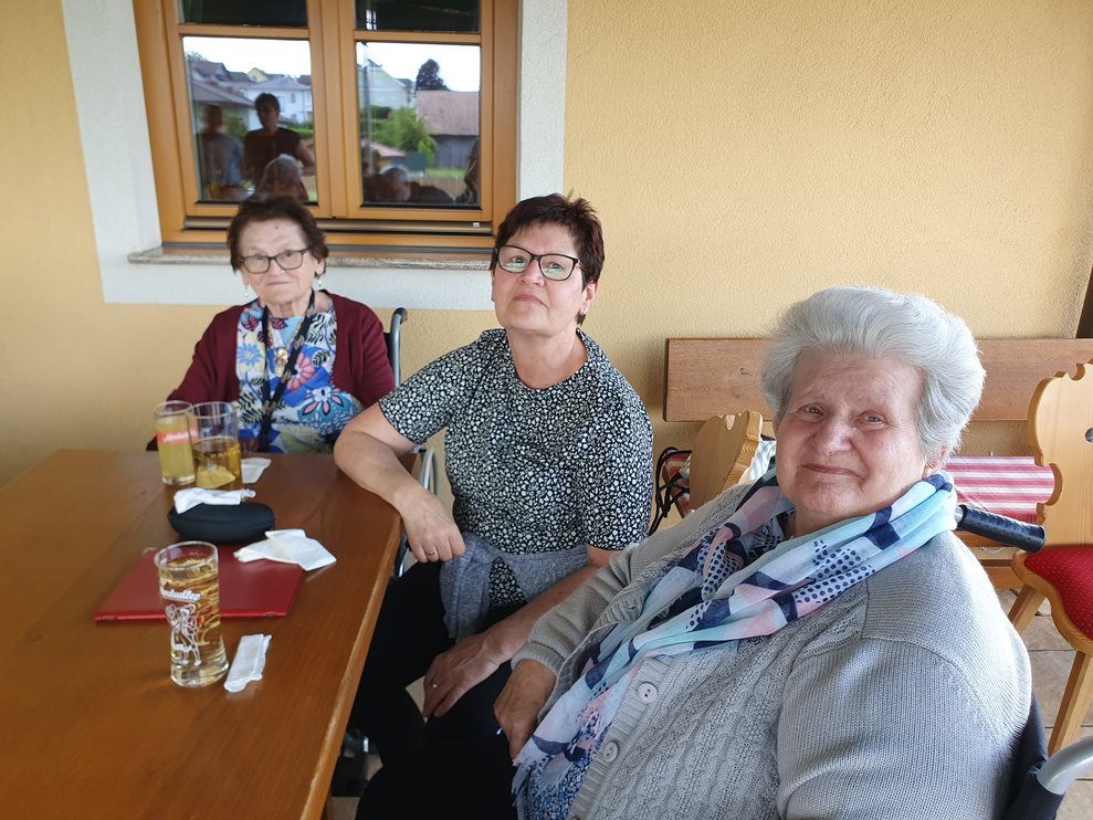 Bewohnerinnen und ehrenamtl. Mitarbeiterin