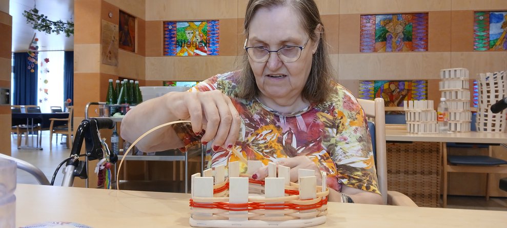 Frau beim Korbflechten