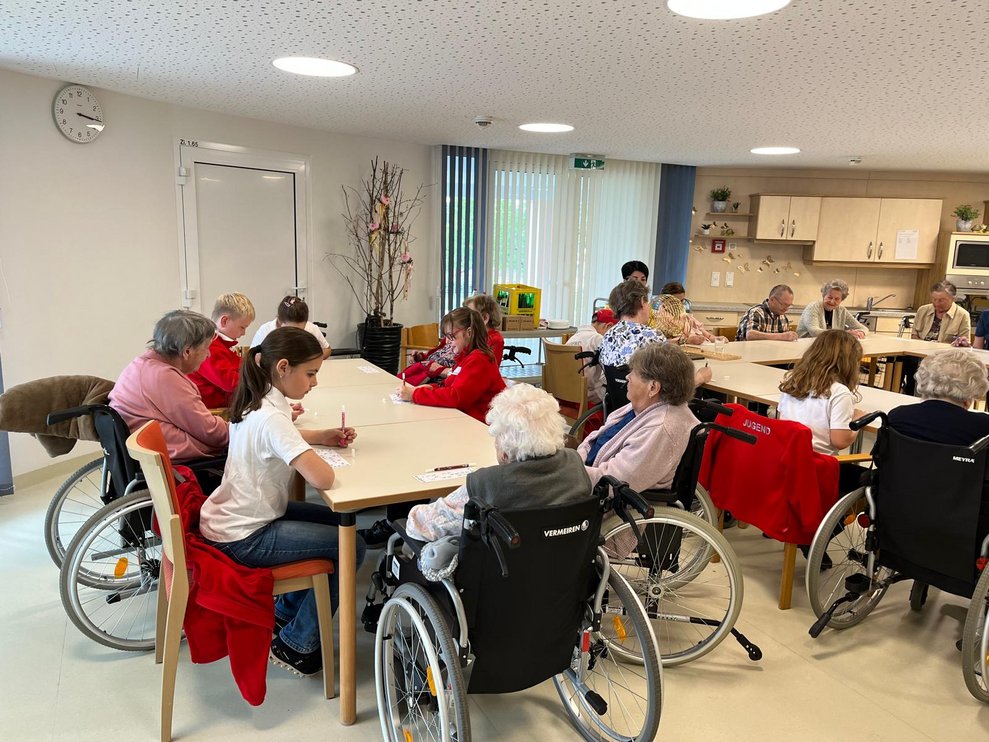 die Kinder unterstützen beim Spiel unsere Bewohnerinnen und Bewohner