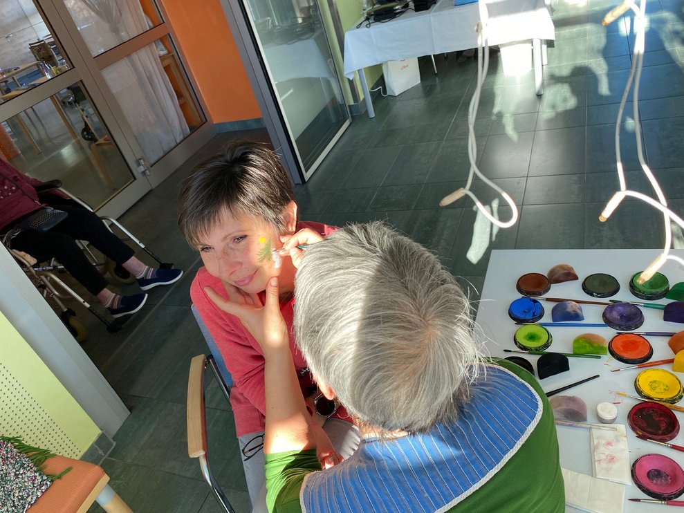 Dame wird geschminkt 