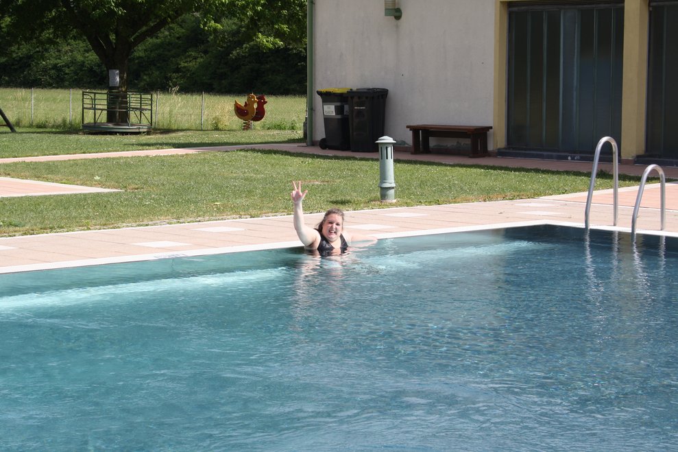 Frau schwimmt