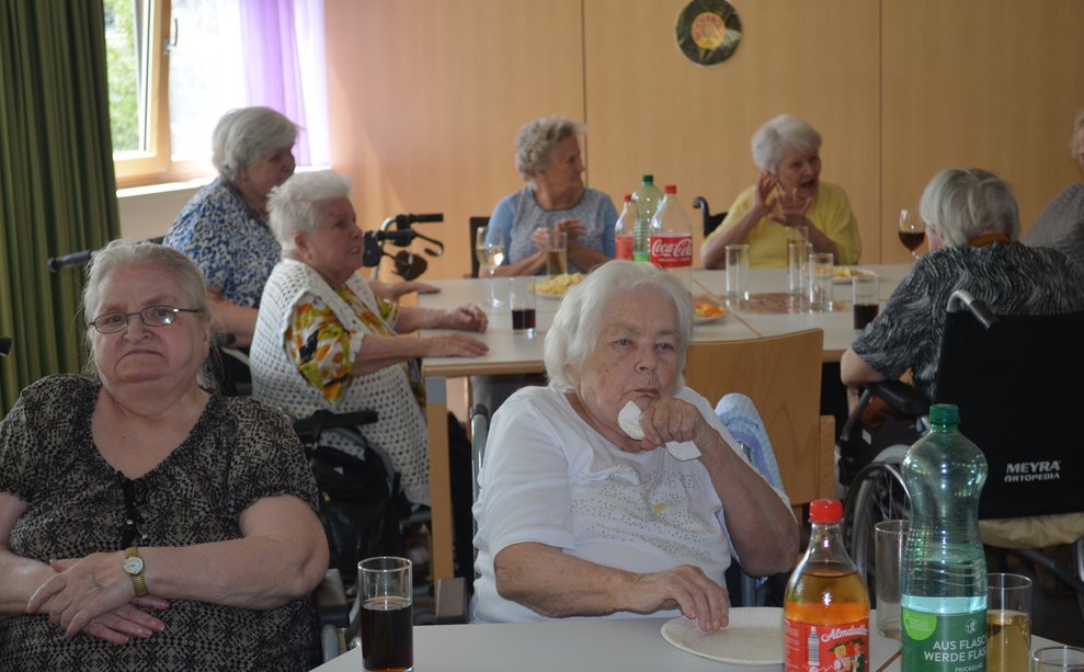 Bewohnerinnen beim Lauschen