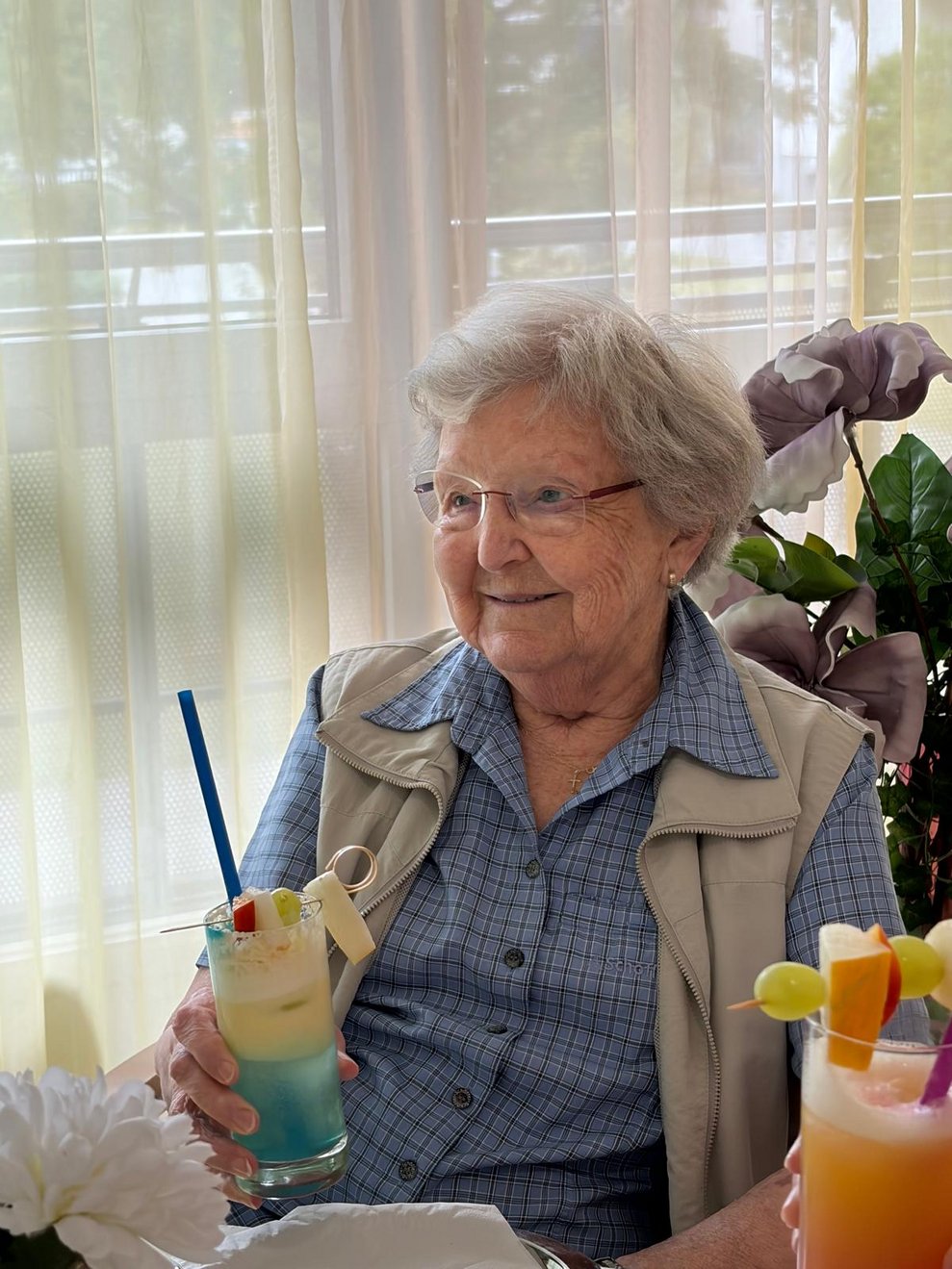 Eine Frau mit Cocktail