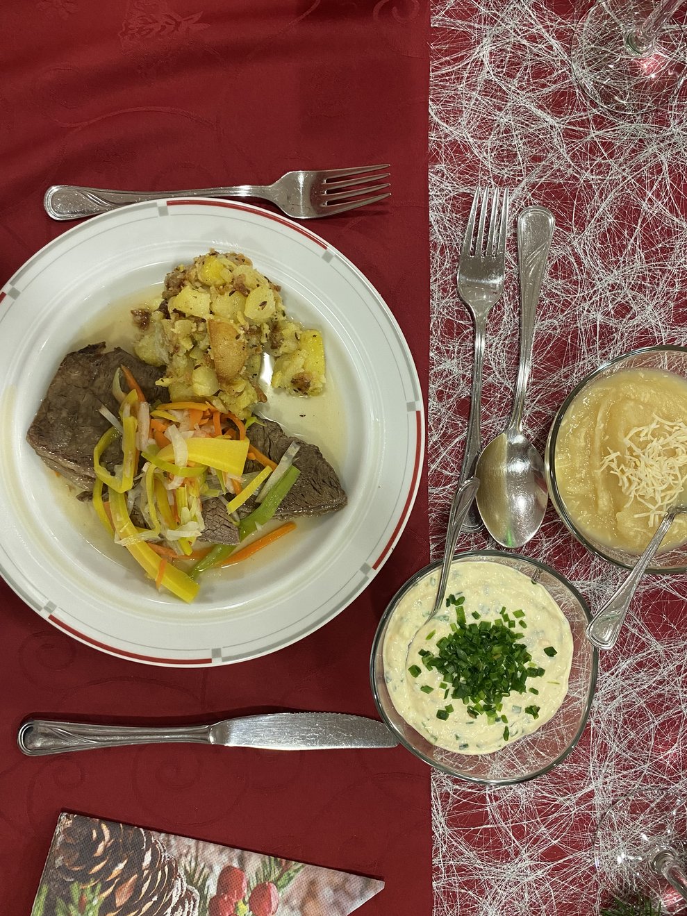 ... 3 Gänge Menü bestehend aus einer Suppe mit dreierlei Einlage...