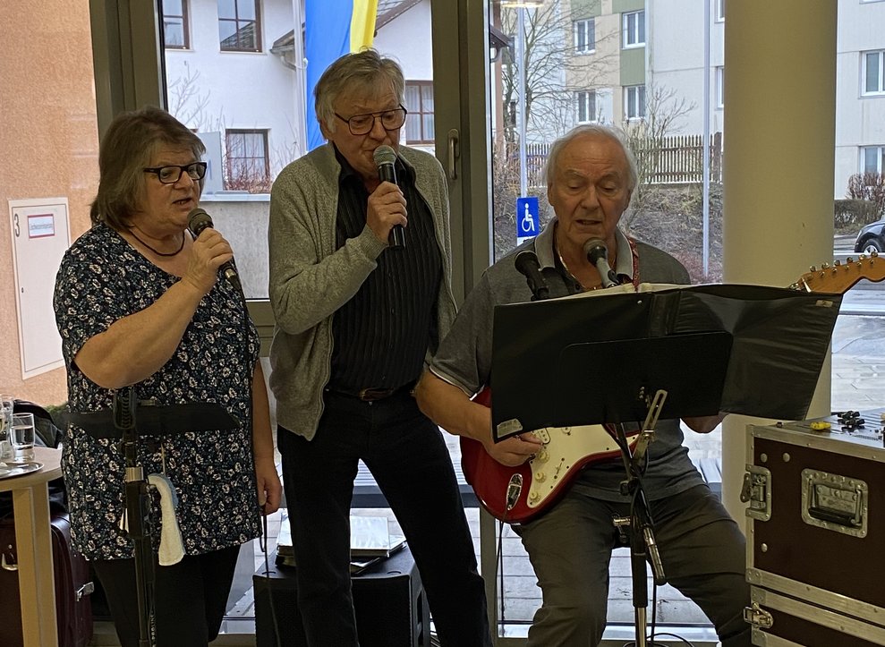 Nach dem Essen, singt unser ehrenamtlicher Mitarbeiter Manfred spontan gemeinsam mit dem Herrensee Duo.