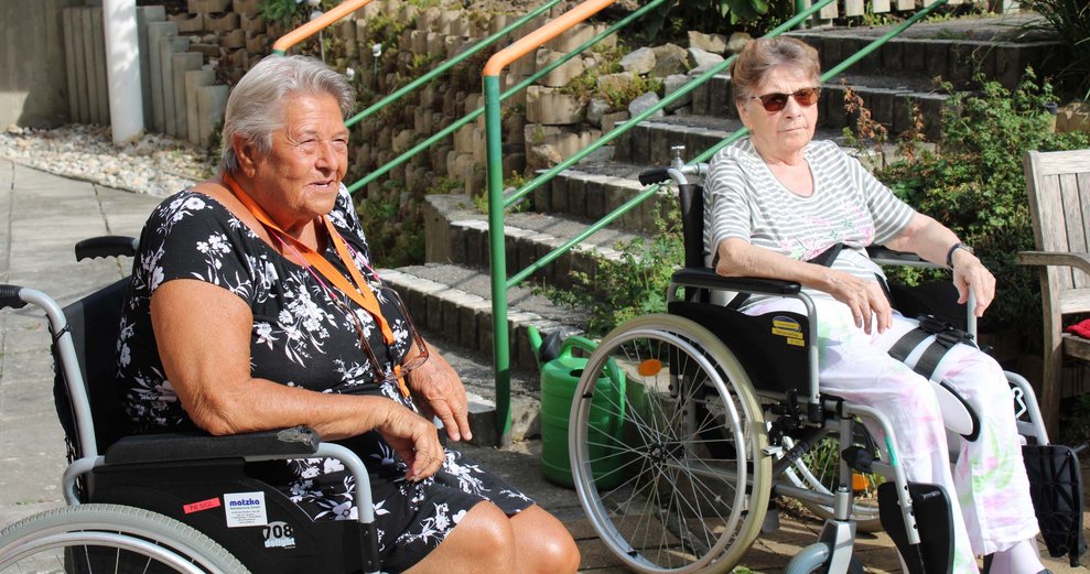 Bewohnerinnen im Wohlfühlgarten