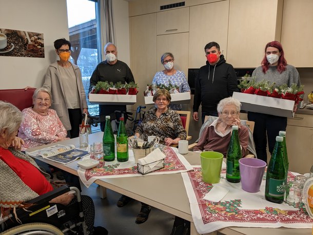 Dir. Doris Bayerl, Bgm. Rudolf Ameisbichler, Vize Bgm. Sabine Hippmann, Dalibor Drinic und Alexandra Langhansl. Einge Damen und Herren mit Geschenken und vier BewohnerInnen.