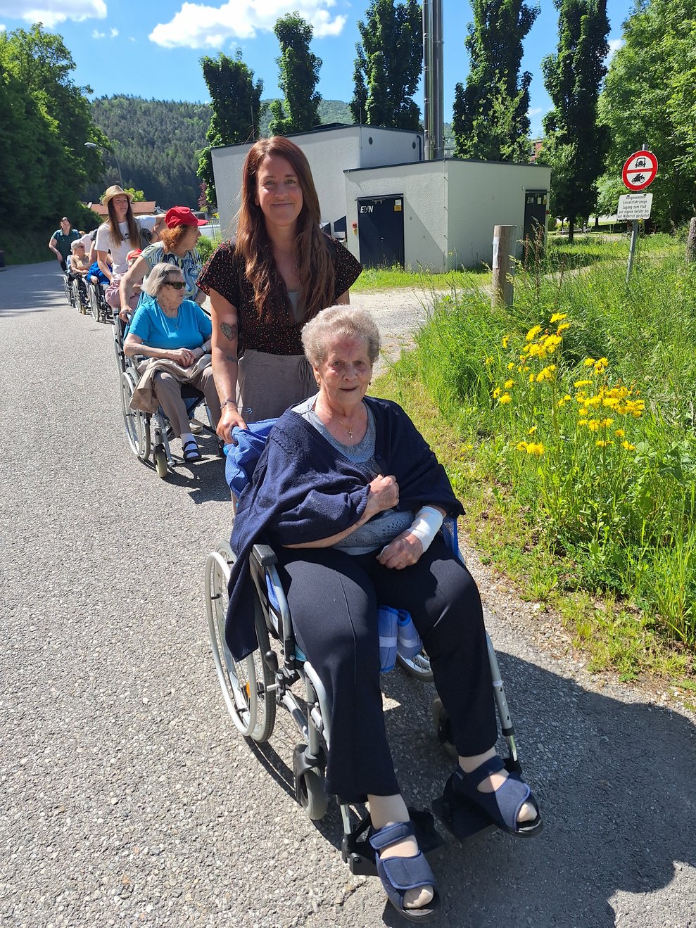 Die Bewohner und Bewohnerinnen stellen sich gerne für die Fotos zur Verfügung...